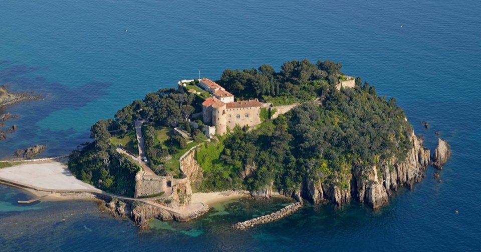 Μαυρισμένος Μακρόν -20 ημέρες διακοπές σε πύργο, με την Μπριζίτ [εικόνες] | iefimerida.gr 1