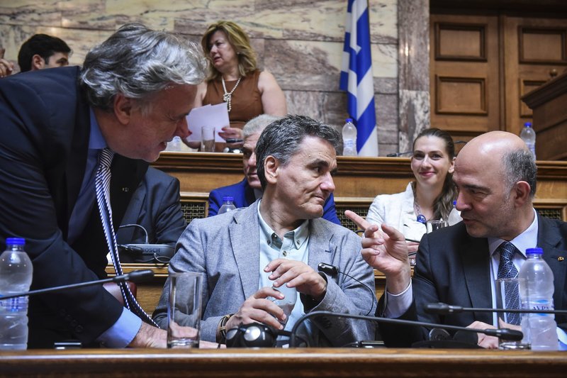 Μοσκοβισί: Η Τρόικα δεν θα ξαναέρθει εδώ -Τον χειροκροτούσαν οι βουλευτές ΣΥΡΙΖΑ | iefimerida.gr 0