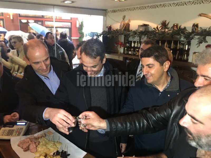 Στην Πιερία ο Μητσοτάκης: Στάση για ρακί, σέλφι με τα παιδιά και... η «επέτειος» [εικόνες] | iefimerida.gr 4
