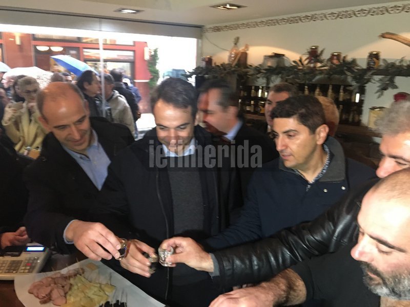 Στην Πιερία ο Μητσοτάκης: Στάση για ρακί, σέλφι με τα παιδιά και... η «επέτειος» [εικόνες] | iefimerida.gr 3