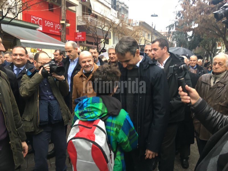 Στην Πιερία ο Μητσοτάκης: Στάση για ρακί, σέλφι με τα παιδιά και... η «επέτειος» [εικόνες] | iefimerida.gr 6