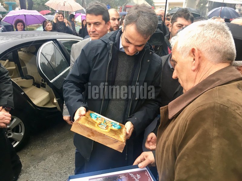 Στην Πιερία ο Μητσοτάκης: Στάση για ρακί, σέλφι με τα παιδιά και... η «επέτειος» [εικόνες] | iefimerida.gr 8