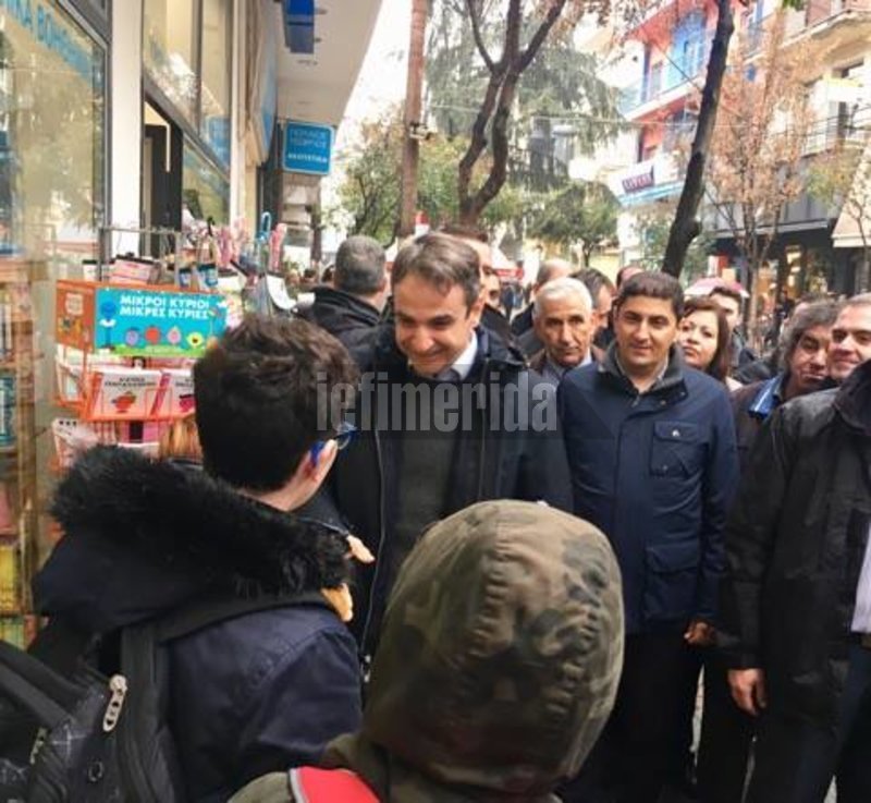 Στην Πιερία ο Μητσοτάκης: Στάση για ρακί, σέλφι με τα παιδιά και... η «επέτειος» [εικόνες] | iefimerida.gr 5