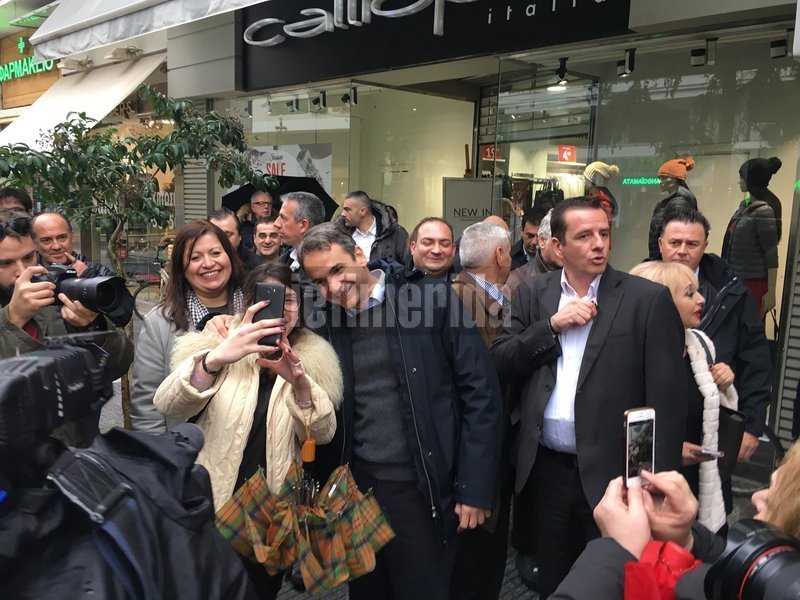 Στην Πιερία ο Μητσοτάκης: Στάση για ρακί, σέλφι με τα παιδιά και... η «επέτειος» [εικόνες] | iefimerida.gr 7