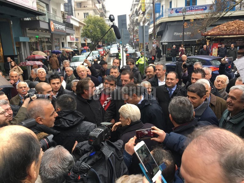 Στην Πιερία ο Μητσοτάκης: Στάση για ρακί, σέλφι με τα παιδιά και... η «επέτειος» [εικόνες] | iefimerida.gr 1