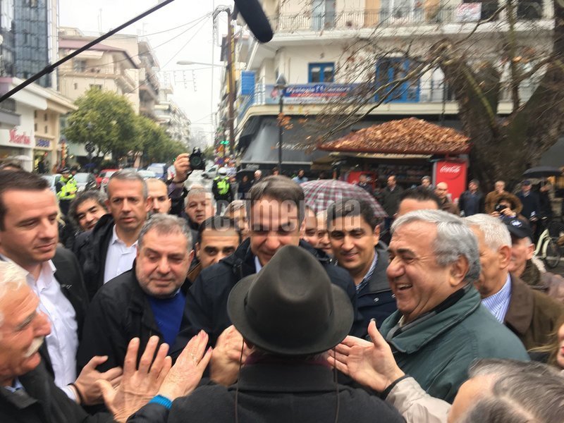 Στην Πιερία ο Μητσοτάκης: Στάση για ρακί, σέλφι με τα παιδιά και... η «επέτειος» [εικόνες] | iefimerida.gr 2