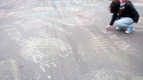 Βρυξέλλες: Ανθρωποι κατεβαίνουν στο δρόμο και γράφουν με κιμωλία -«Μαζί ενάντια στο μίσος» [εικόνες] | iefimerida.gr 2