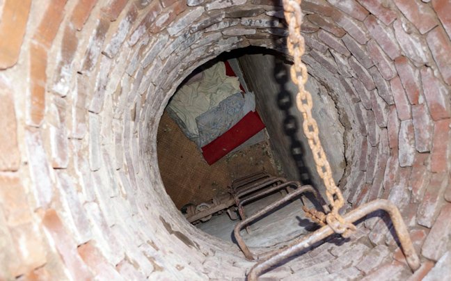 Η αθέατη πλευρά της Κίνας - Γυναίκα ζει σε πηγάδι κάτω από το πολυσύχναστο Πεκίνο [εικόνες]  | iefimerida.gr 1