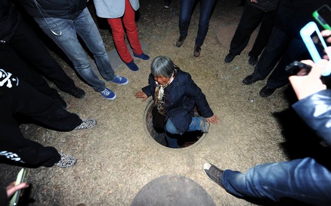 Η αθέατη πλευρά της Κίνας - Γυναίκα ζει σε πηγάδι κάτω από το πολυσύχναστο Πεκίνο [εικόνες]  | iefimerida.gr 2