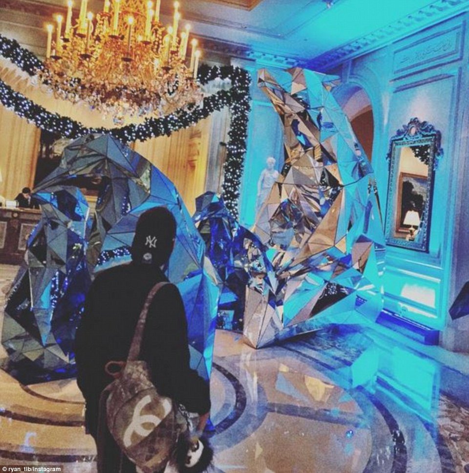 Οι χριστουγεννιάτικες διακοπές των πλουσιόπαιδων του Instagram -Σαμπάνιες, κουβέρτες Hermes και χρήμα [εικόνες] | iefimerida.gr 4