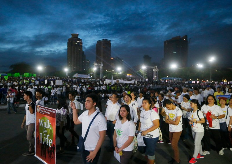 Φιλιππίνες: Χιλιάδες καθολικοί διαμαρτυρήθηκαν για την πολιτική του Ντουτέρτε ενάντια στα ναρκωτικά [εικόνες] | iefimerida.gr 1