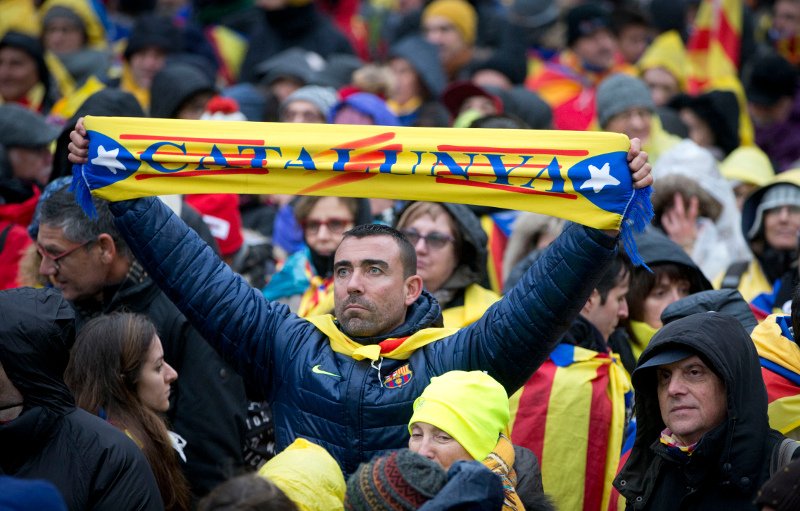 O Πουτζδεμόν έκανε συγκέντρωση στις Βρυξέλλες και μάζεψε 45.000 Καταλανούς [εικόνες] | iefimerida.gr 2