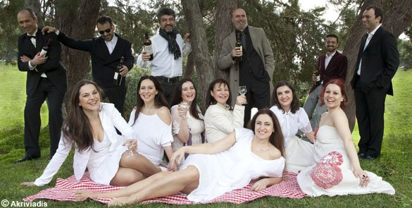 Εχει σαμπάνιες, έχει κρασί, νερό της Ανδρου μα και Vichy – Ενα «Πικ νικ» κανονικό πάρτι με οδηγό την Καμεράτα [βίντεο] | iefimerida.gr 0