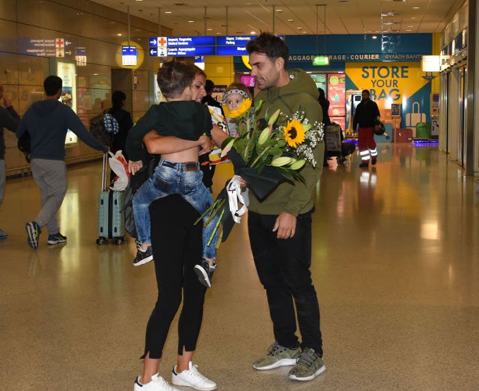 Επέστρεψε στην Ελλάδα η Ολγα Πηλιάκη -Η συγκινητική συνάντηση με την οικογένειά της [εικόνες] | iefimerida.gr 1