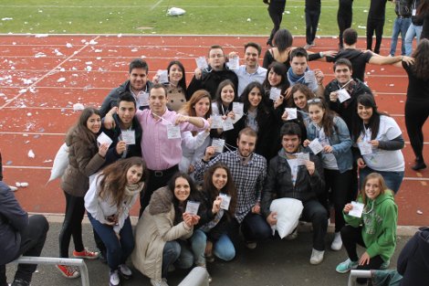 Μαξιλαροπόλεμος για καλό σκοπό: Πλακώθηκαν στο ξύλο για να προσφέρουν πετρέλαιο και τρόφιμα σε ελληνικά σχολεία [εικόνες] | iefimerida.gr 1