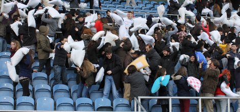 Μαξιλαροπόλεμος για καλό σκοπό: Πλακώθηκαν στο ξύλο για να προσφέρουν πετρέλαιο και τρόφιμα σε ελληνικά σχολεία [εικόνες] | iefimerida.gr 2