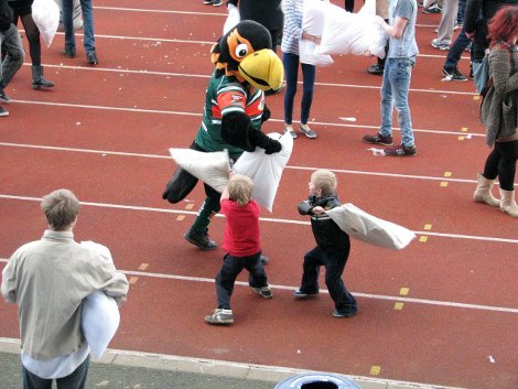 Μαξιλαροπόλεμος για καλό σκοπό: Πλακώθηκαν στο ξύλο για να προσφέρουν πετρέλαιο και τρόφιμα σε ελληνικά σχολεία [εικόνες] | iefimerida.gr 3