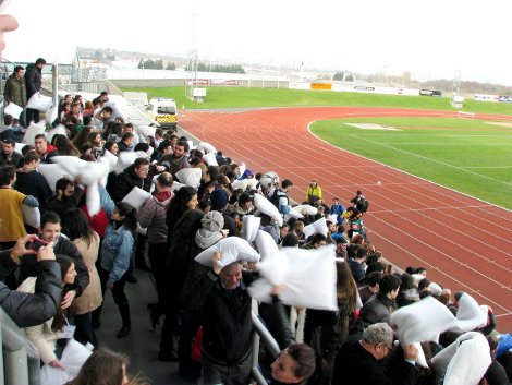 Μαξιλαροπόλεμος για καλό σκοπό: Πλακώθηκαν στο ξύλο για να προσφέρουν πετρέλαιο και τρόφιμα σε ελληνικά σχολεία [εικόνες] | iefimerida.gr 0
