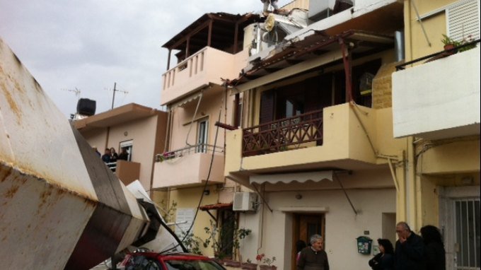 Επεσε πυλώνας φωτισμού του γηπέδου του ΟΦΗ λόγω των ανέμων [εικόνες]  | iefimerida.gr 1