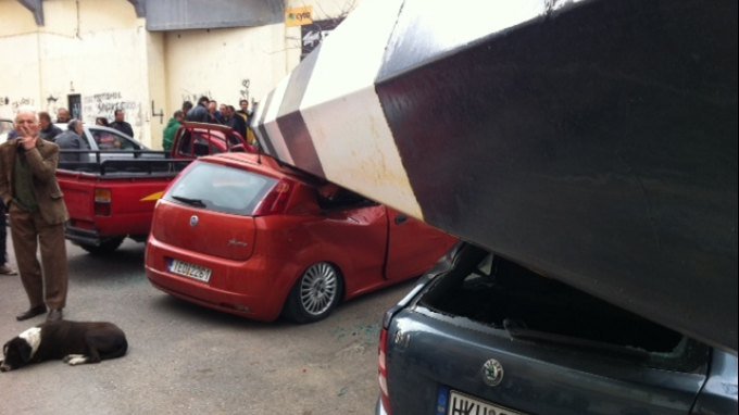 Επεσε πυλώνας φωτισμού του γηπέδου του ΟΦΗ λόγω των ανέμων [εικόνες]  | iefimerida.gr 0