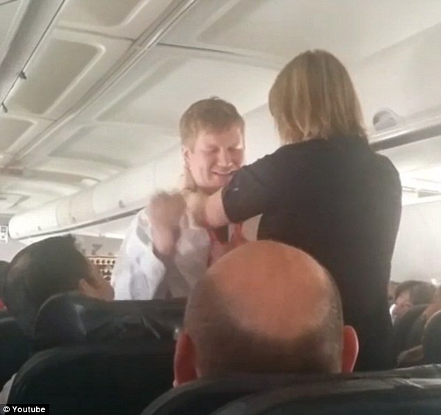 Πρόταση γάμου στα 34.000 πόδια: Πιλότος ζητά από αεροσυνοδό να τον παντρευτεί [βίντεο & εικόνες] | iefimerida.gr 1