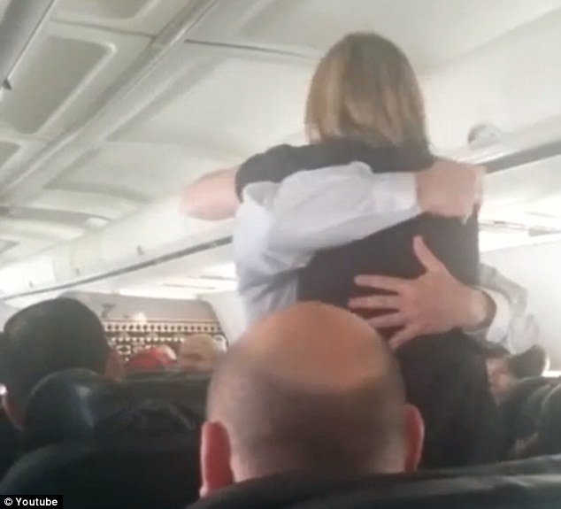 Πρόταση γάμου στα 34.000 πόδια: Πιλότος ζητά από αεροσυνοδό να τον παντρευτεί [βίντεο & εικόνες] | iefimerida.gr 2