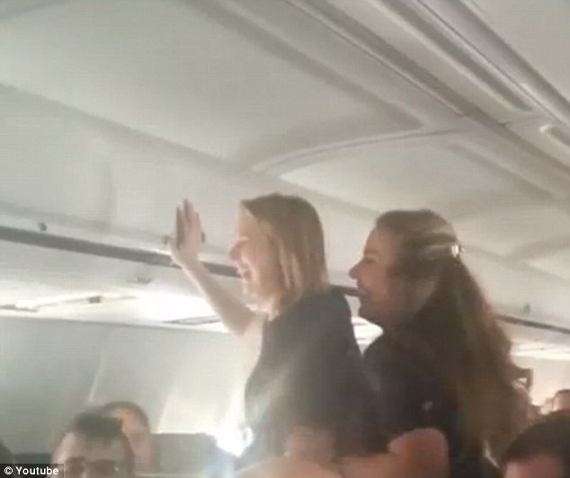 Πρόταση γάμου στα 34.000 πόδια: Πιλότος ζητά από αεροσυνοδό να τον παντρευτεί [βίντεο & εικόνες] | iefimerida.gr 4