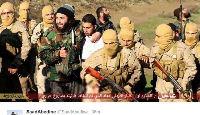 Οι τζιχαντιστές κατέρριψαν αεροπλάνο της Ιορδανίας: Επιασαν τον πιλότο αιχμάλωτο και τον διαπομπεύουν στο Twitter [εικόνες] | iefimerida.gr 0