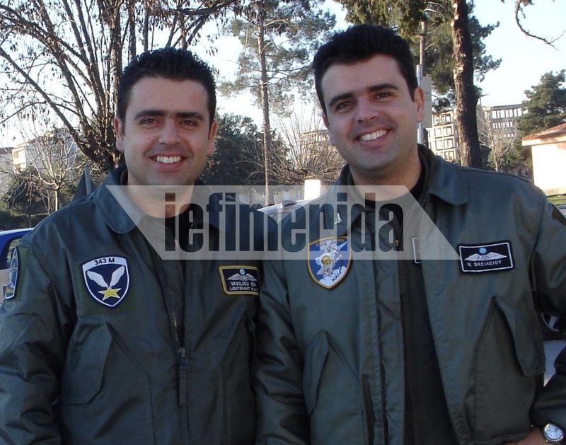 Τα δύο αδέρφια στη μονάδα που υπηρετούσαν - Δεξιά ο άτυχος πιλότος της ΠΑ Νίκος Βασιλείου