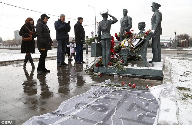 «Τα παιδιά του ελπίζουν ότι είναι ακόμη ζωντανός» -Ο αδελφός του Ρώσου πιλότου που σκοτώθηκε μιλά για τις δύσκολες στιγμές της οικογένειας [εικόνες] | iefimerida.gr 9