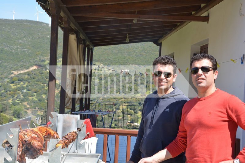 Μία Κυριακή Πάσχα τα δύο αδέρφια σε οικογενειακό τραπέζι