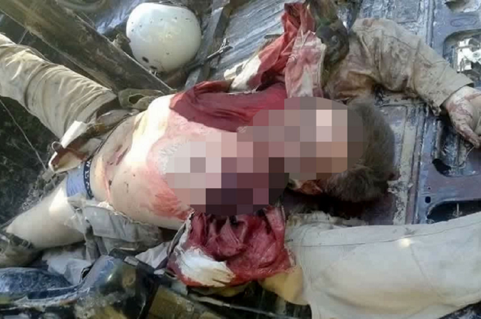 Φρίκη: Οι Τουρκομάνοι αντάρτες σέρνουν το πτώμα του Ρώσου πιλότου σε καρότσα [σκληρές εικόνες] | iefimerida.gr 2