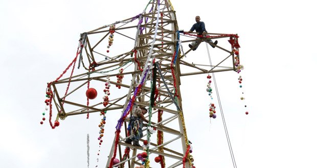 Στόλισαν τον πυλώνα της ΔΕΗ εργαζόμενοι για τα Χριστούγεννα [εικόνες] | iefimerida.gr 3