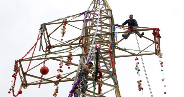 Στόλισαν τον πυλώνα της ΔΕΗ εργαζόμενοι για τα Χριστούγεννα [εικόνες] | iefimerida.gr 2