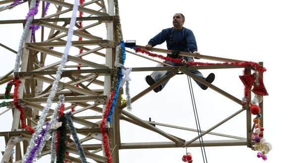 Στόλισαν τον πυλώνα της ΔΕΗ εργαζόμενοι για τα Χριστούγεννα [εικόνες] | iefimerida.gr 1