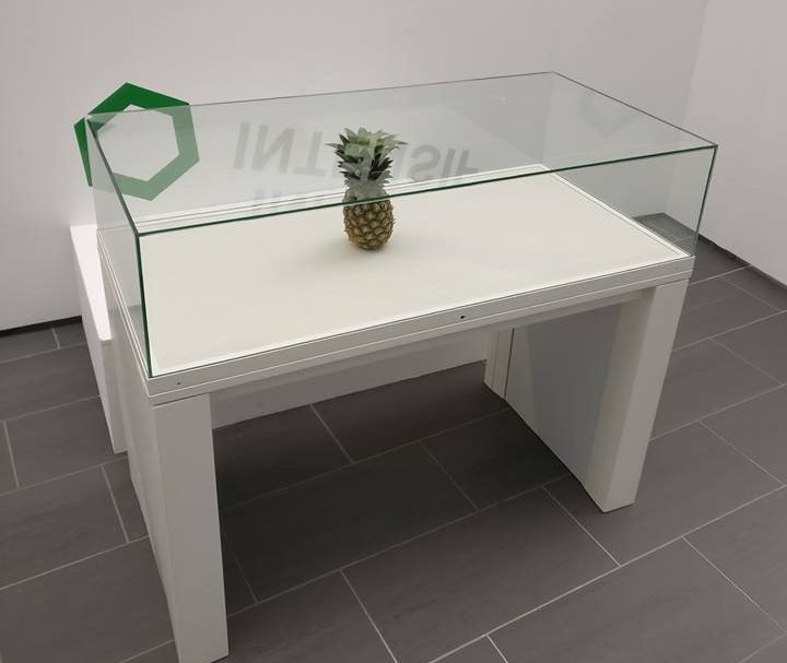 Αφησαν έναν ανανά πάνω σε πάγκο και τον πέρασαν για έργο τέχνης [εικόνες]  | iefimerida.gr 0