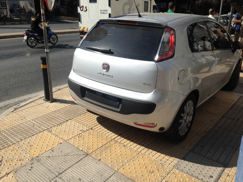 Η Τροχαία πήρε τις πινακίδες του Ηλιόπουλου της Χρυσής Αυγής -Ειχε παρκάρει πάνω στο πεζοδρόμιο [εικόνες] | iefimerida.gr 1