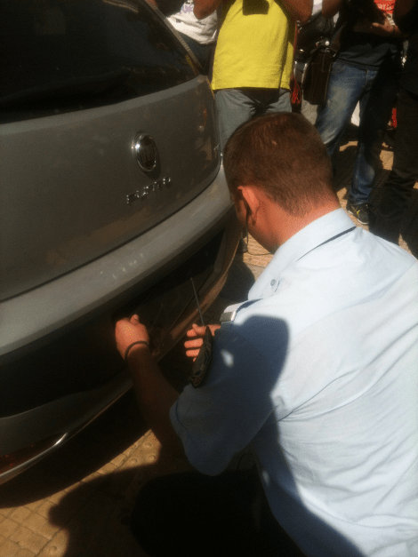 Η Τροχαία πήρε τις πινακίδες του Ηλιόπουλου της Χρυσής Αυγής -Ειχε παρκάρει πάνω στο πεζοδρόμιο [εικόνες] | iefimerida.gr 3