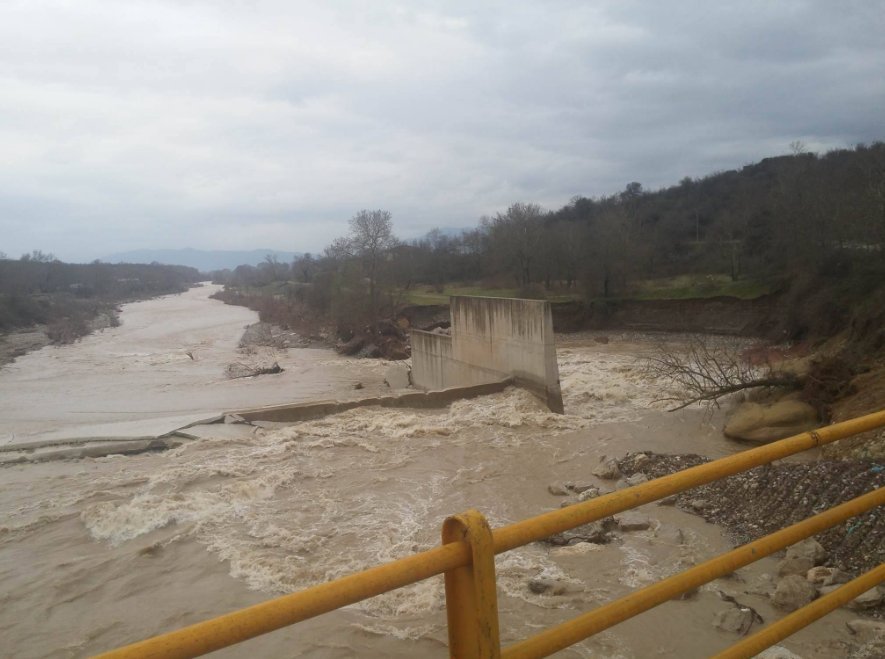 Εσπασαν τα αναχώματα του Πηνειού από την κακοκαιρία [εικόνες & βίντεο] | iefimerida.gr 1