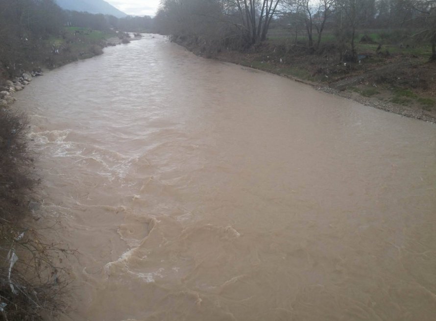 Εσπασαν τα αναχώματα του Πηνειού από την κακοκαιρία [εικόνες & βίντεο] | iefimerida.gr 0