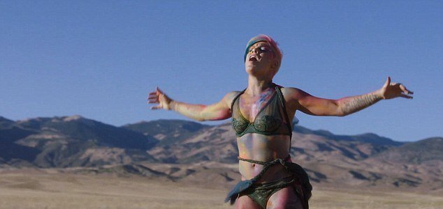 Ανάποδα σπαγκάτα ημίγυμνη στον αέρα κάνει η Pink [εικόνες+βίντεο]  | iefimerida.gr 0