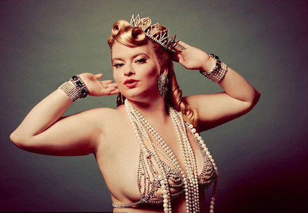 Ολοι έχουν δικαίωμα στην ομορφιά: Γυναίκες της διπλανής πόρτας γίνονται λαμπερά μοντέλα [εικόνες] | iefimerida.gr 2