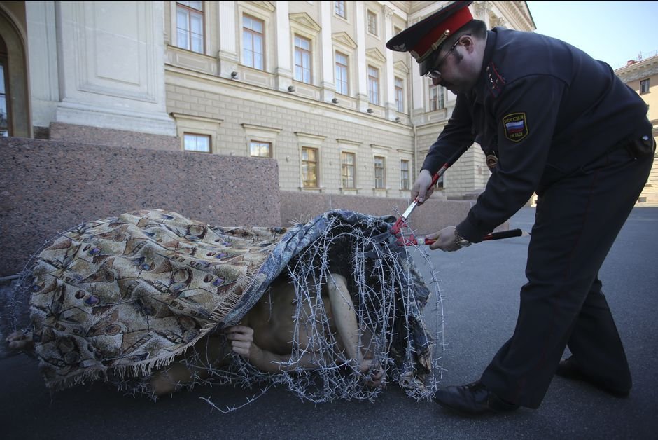 Ρώσος καλλιτέχνης βάζει φωτιά στην πόρτα της KGB -Πρόκληση χωρίς τέλος στον Πούτιν [εικόνες] | iefimerida.gr 5