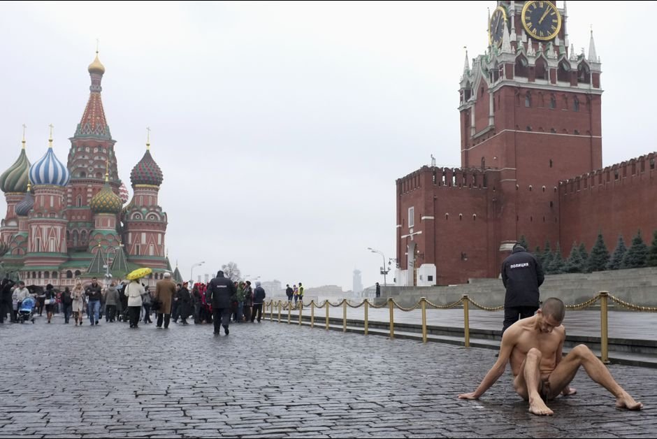 Ρώσος καλλιτέχνης βάζει φωτιά στην πόρτα της KGB -Πρόκληση χωρίς τέλος στον Πούτιν [εικόνες] | iefimerida.gr 1