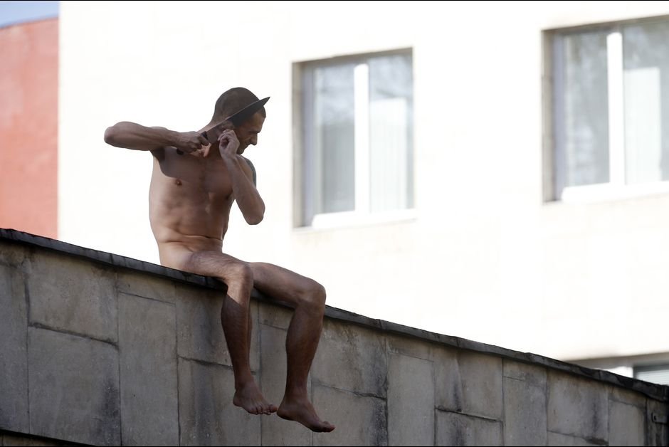 Ρώσος καλλιτέχνης βάζει φωτιά στην πόρτα της KGB -Πρόκληση χωρίς τέλος στον Πούτιν [εικόνες] | iefimerida.gr 7