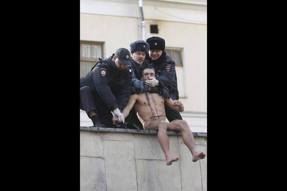 Ρώσος καλλιτέχνης βάζει φωτιά στην πόρτα της KGB -Πρόκληση χωρίς τέλος στον Πούτιν [εικόνες] | iefimerida.gr 9