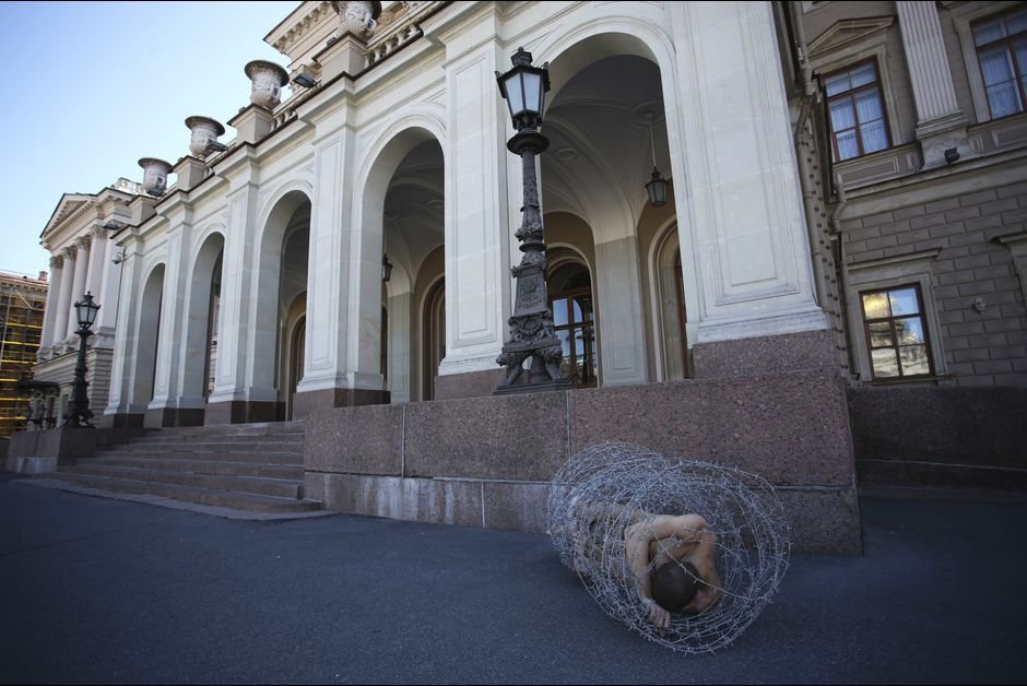 Ρώσος καλλιτέχνης βάζει φωτιά στην πόρτα της KGB -Πρόκληση χωρίς τέλος στον Πούτιν [εικόνες] | iefimerida.gr 3