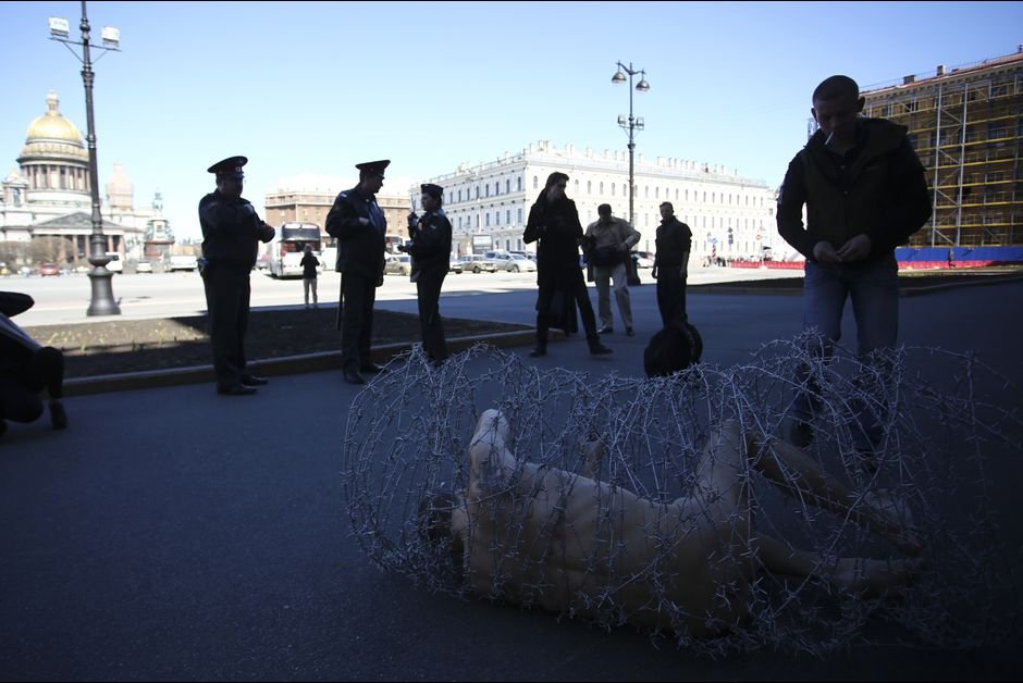 Ρώσος καλλιτέχνης βάζει φωτιά στην πόρτα της KGB -Πρόκληση χωρίς τέλος στον Πούτιν [εικόνες] | iefimerida.gr 4