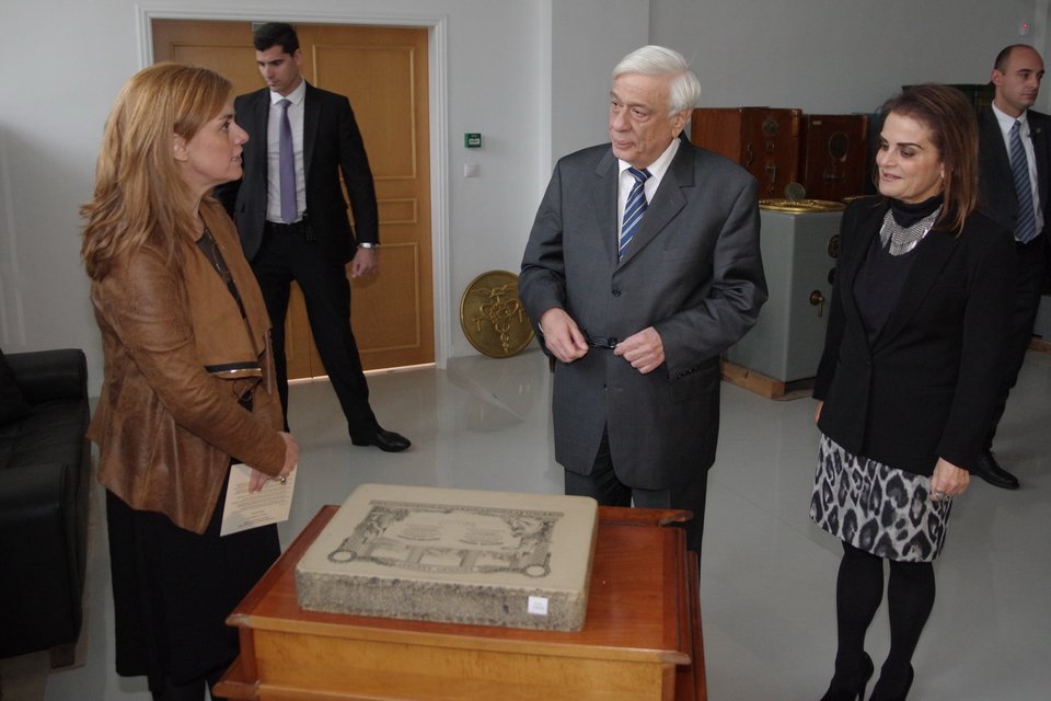 Επίσκεψη Παυλόπουλου στο Ιστορικό Αρχείο Πολιτιστικού Ιδρύματος Ομίλου Πειραιώς [εικόνες] | iefimerida.gr 0