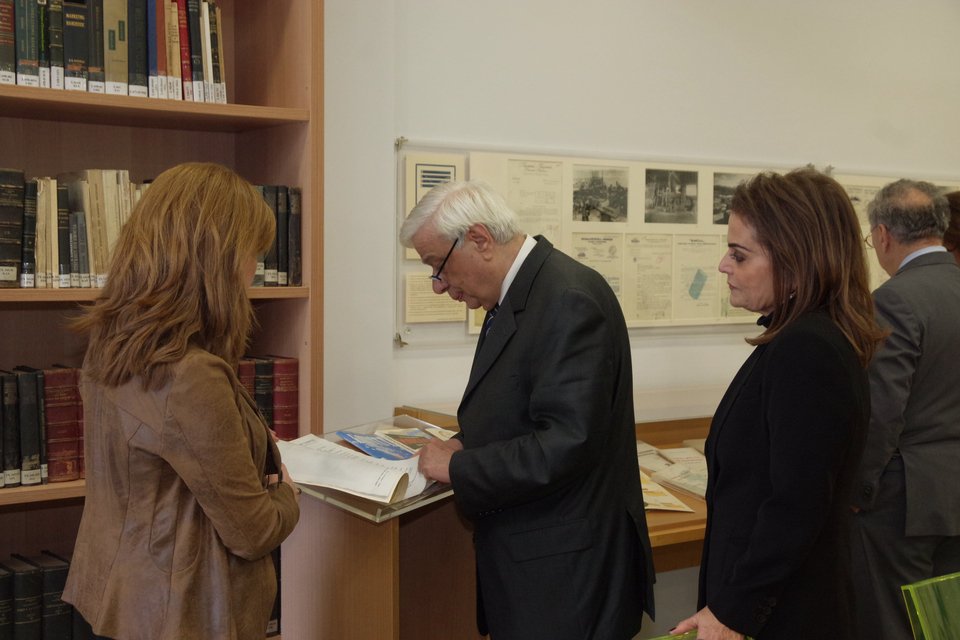 Επίσκεψη Παυλόπουλου στο Ιστορικό Αρχείο Πολιτιστικού Ιδρύματος Ομίλου Πειραιώς [εικόνες] | iefimerida.gr 1